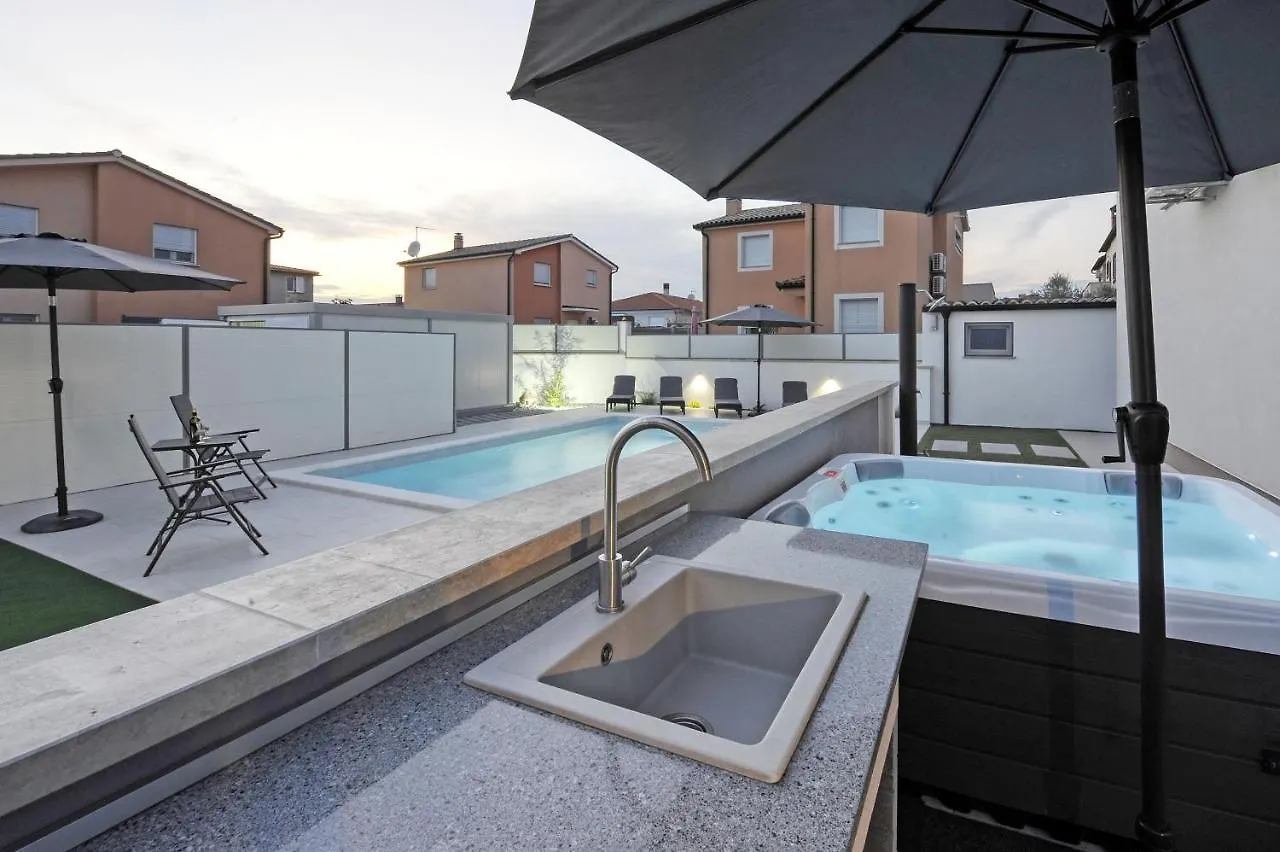 Casa Tara Three-Bedroom Holiday Home Pula
