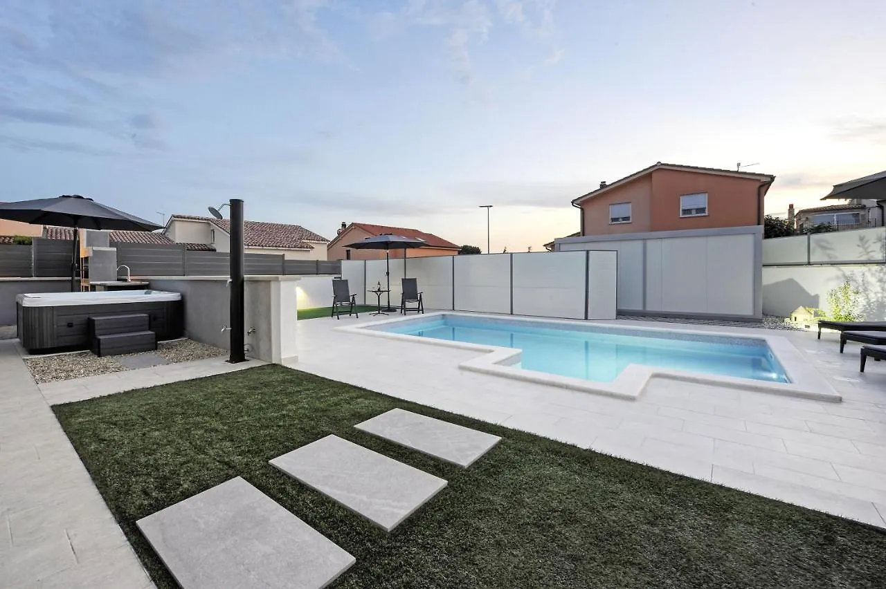 Casa Tara Three-Bedroom Holiday Home Pula